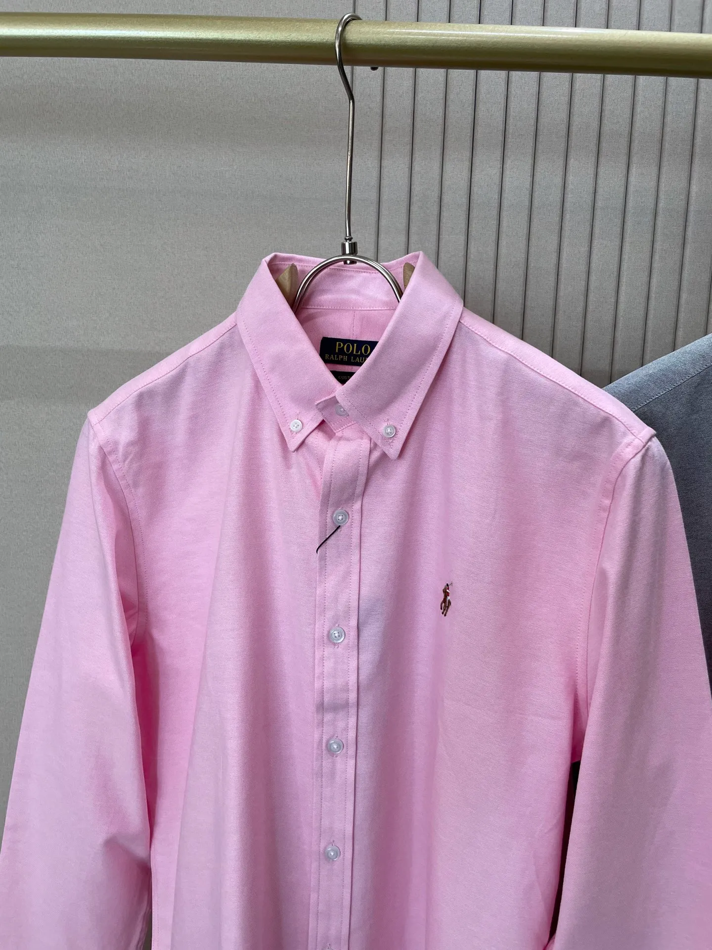 P220 🌸🌸🌸 POLO Ralph Lauren [High Quality] Classic shirt! Classic casual shirt made of pure cotton fabric with unique design, simple, clean and classic version design. It is a versatile style that can be switched at will. The fabric feels soft and delicate, highly breathable, close to the skin and comfortable to wear. It can be worn alone as an inner layer. Its versatile performance is beyond your imagination! The upper body of the ready-to-wear is simple and classic yet elegant! Size:M-XXL